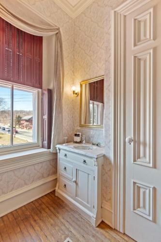 Lovelace Manor Bed And Breakfast
