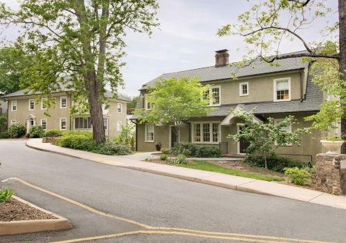 Hotel Oakhurst Inn
