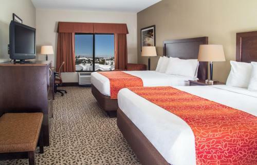Hotel Gray Wolf Inn & Suites