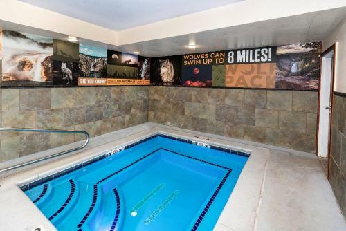 Hotel Gray Wolf Inn & Suites