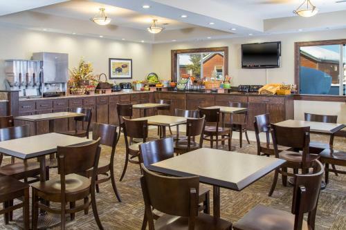 Hotel Gray Wolf Inn & Suites