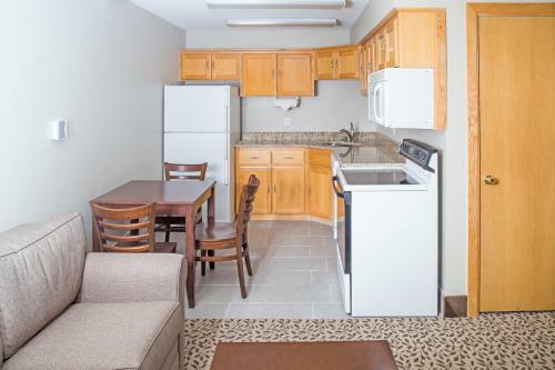 Hotel Gray Wolf Inn & Suites