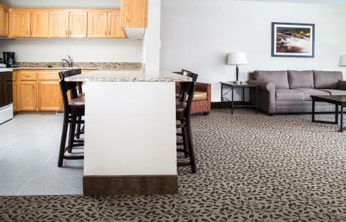 Hotel Gray Wolf Inn & Suites