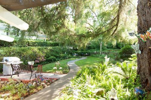 Bed & Breakfast Foothill House