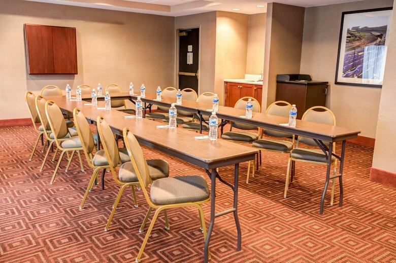 Hotel Comfort Suites - Concord Airport