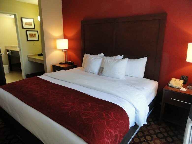 Hotel Comfort Suites - Concord Airport