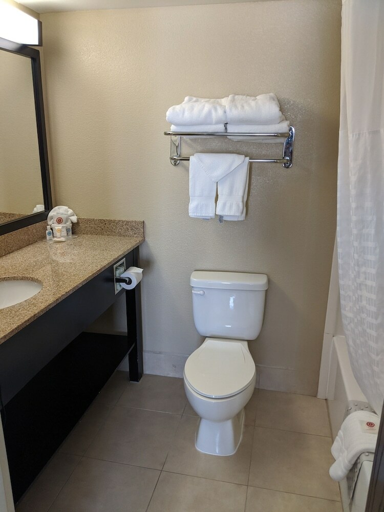 Hotel Comfort Suites - Concord Airport