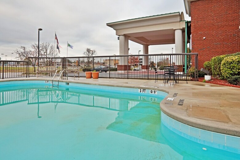 Holiday Inn Express Hotel & Suites - Wilson - Downtown