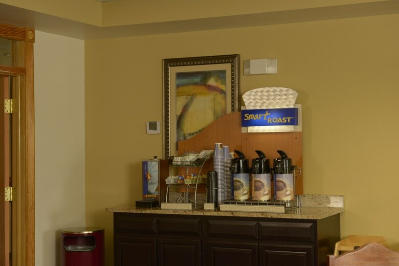 Holiday Inn Express Hotel & Suites - Wilson - Downtown