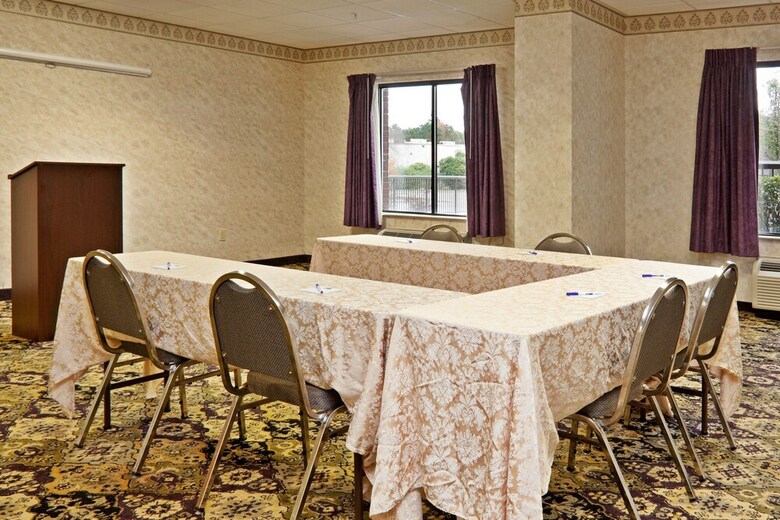 Holiday Inn Express Hotel & Suites - Wilson - Downtown