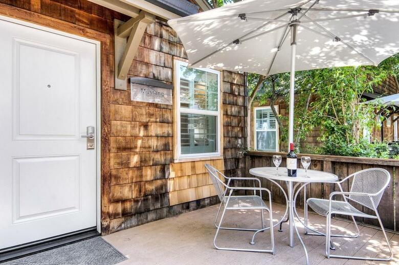 Hotel Aggie Inn