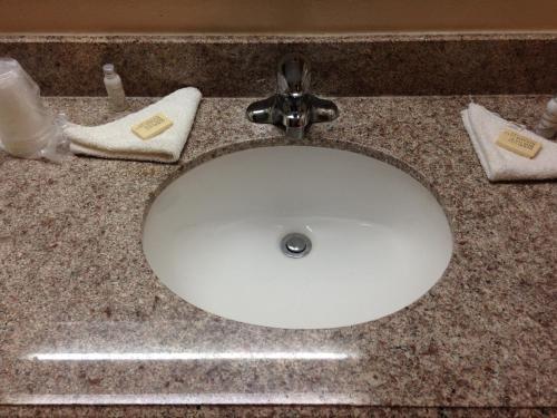 Days Inn Hotel & Suites