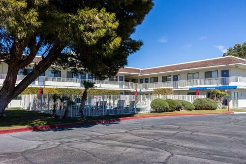 Motel 6 Mojave
