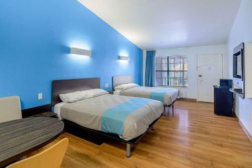 Motel 6 Canton