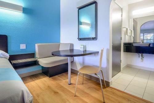 Motel 6 Canton
