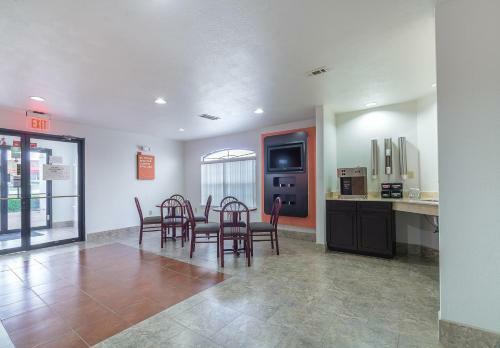 Motel 6 Canton