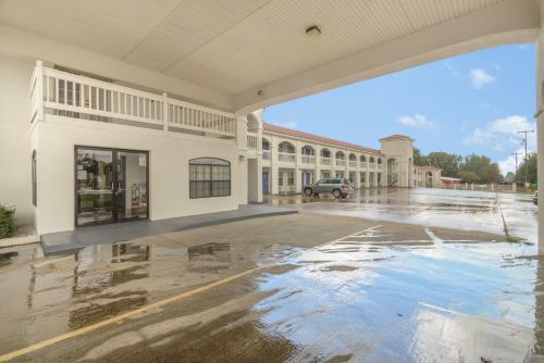 Motel 6 Canton