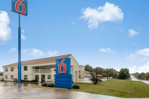 Motel 6 Canton