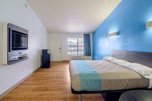 Motel 6 Canton