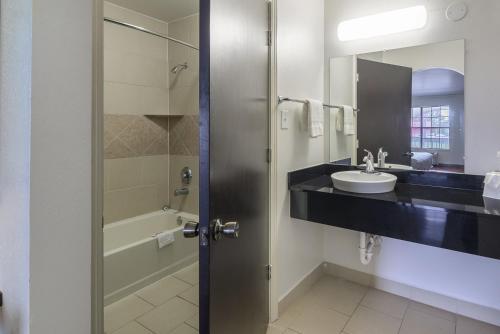 Motel 6 Canton