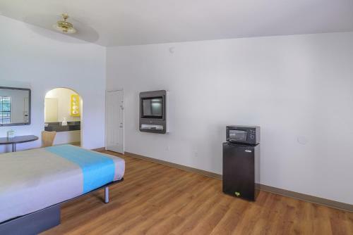 Motel 6 Canton