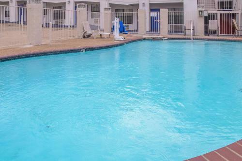 Motel 6 Canton