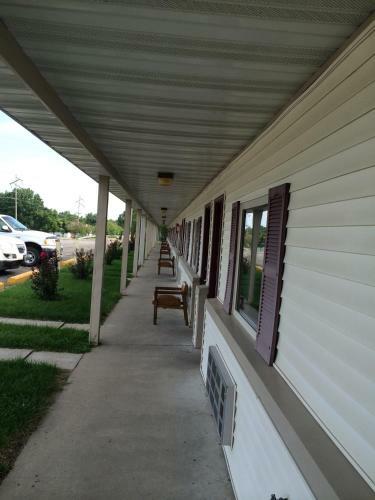 Super 7 Motel