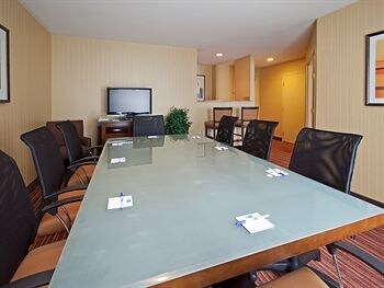 Holiday Inn Express Hotel & Suites Belmont