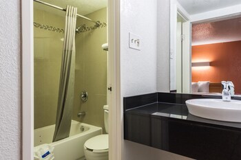 Motel 6 Farmers Branch
