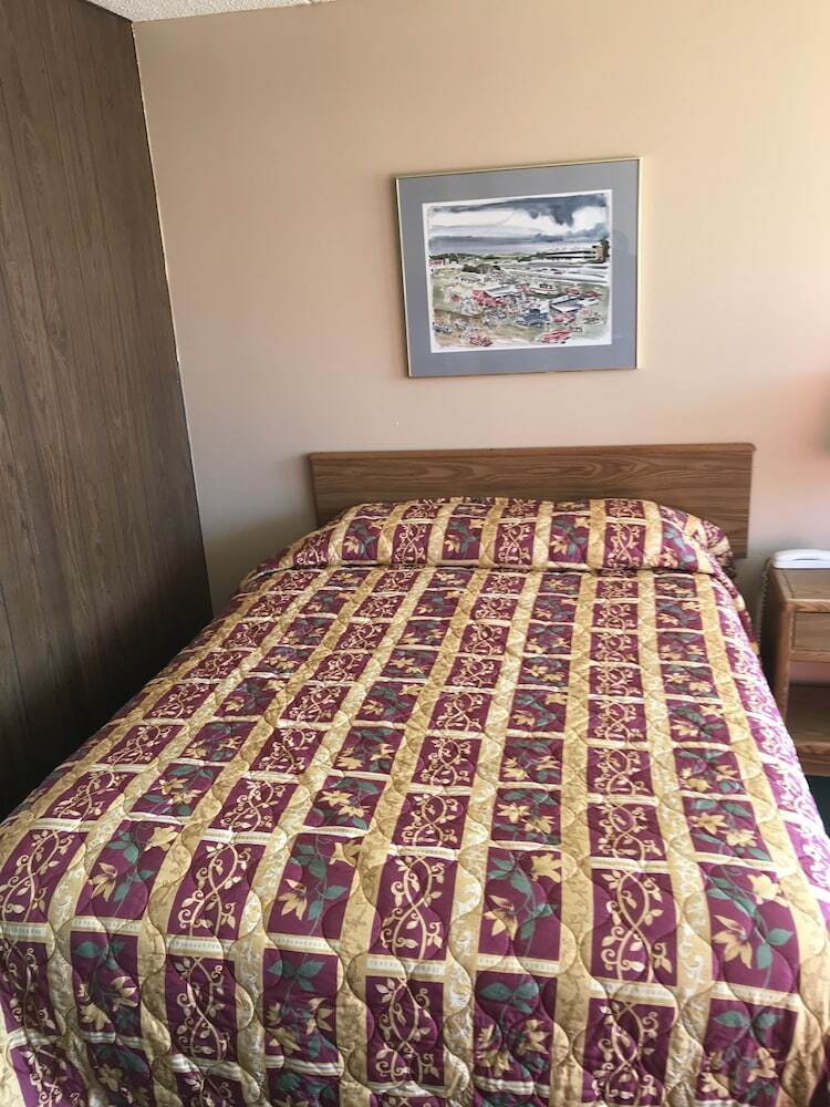 Motel Budget Host Village Inn