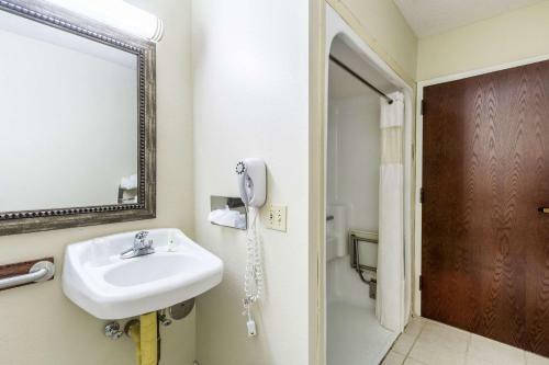 Hotel Americas Best Value Inn & Suites North Lima