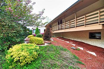 Econo Lodge Clarks Summit