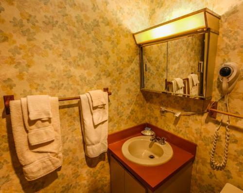 Smoketree Lodge