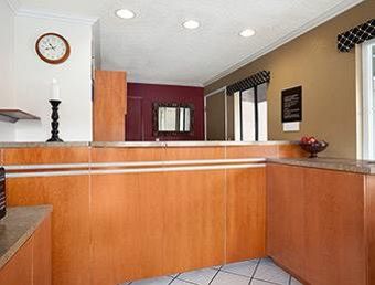 Motel Super 8 Martinez