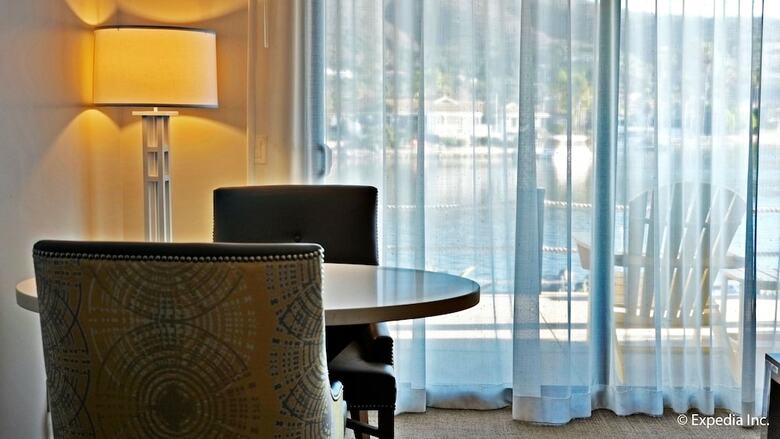 Lakehouse Hotel And Resort