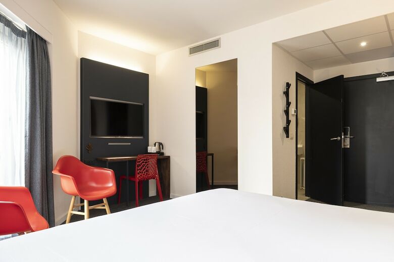 Aris Grand Place Hotel