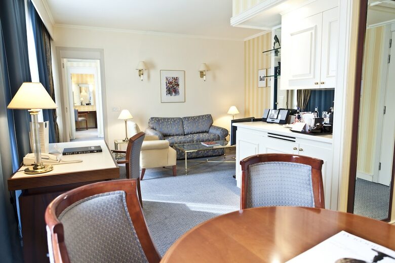 Le Chatelain Hotel