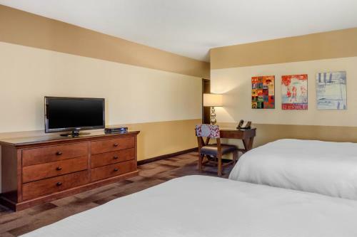 Hotel Carlton Oaks Country Club
