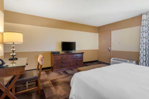 Hotel Carlton Oaks Country Club