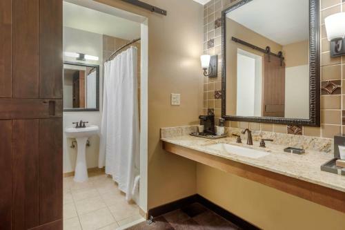 Hotel Carlton Oaks Country Club