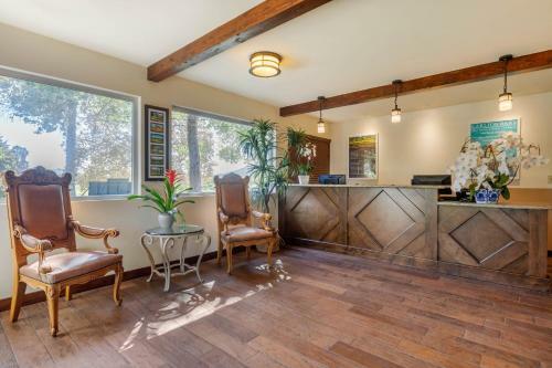 Hotel Carlton Oaks Country Club