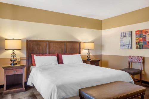 Hotel Carlton Oaks Country Club
