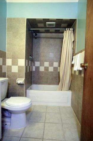Meadowbrook Motor Lodge