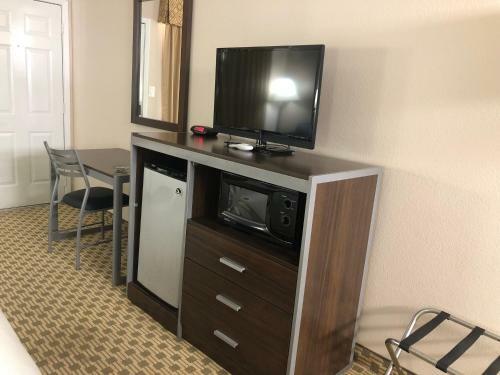 Motel Carefree Inn Madisonville