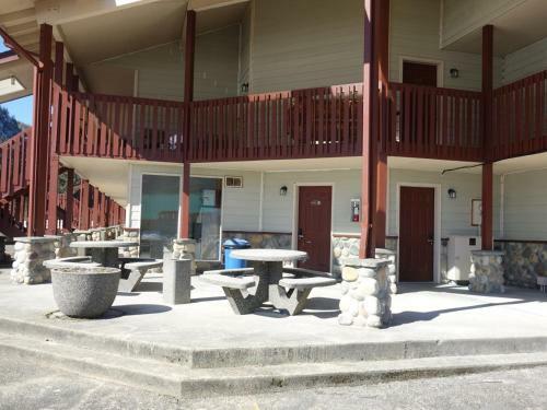 Posada Seasons Motel
