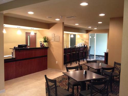 Cobblestone Hotel And Suites - Newton
