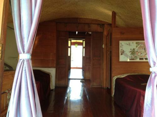 Hostal Ayothaya Riverside House