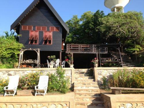 Hostal Ayothaya Riverside House