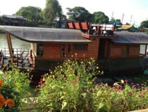 Hostal Ayothaya Riverside House