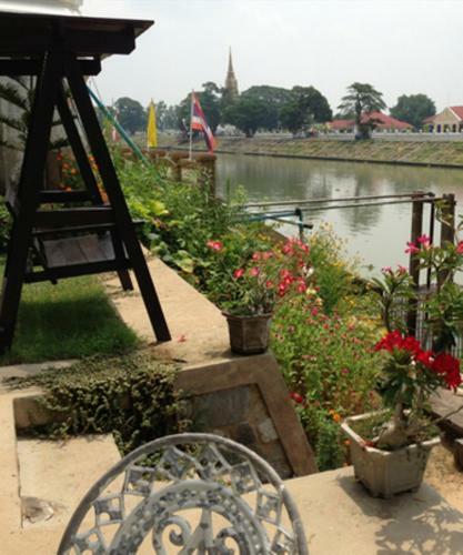 Hostal Ayothaya Riverside House